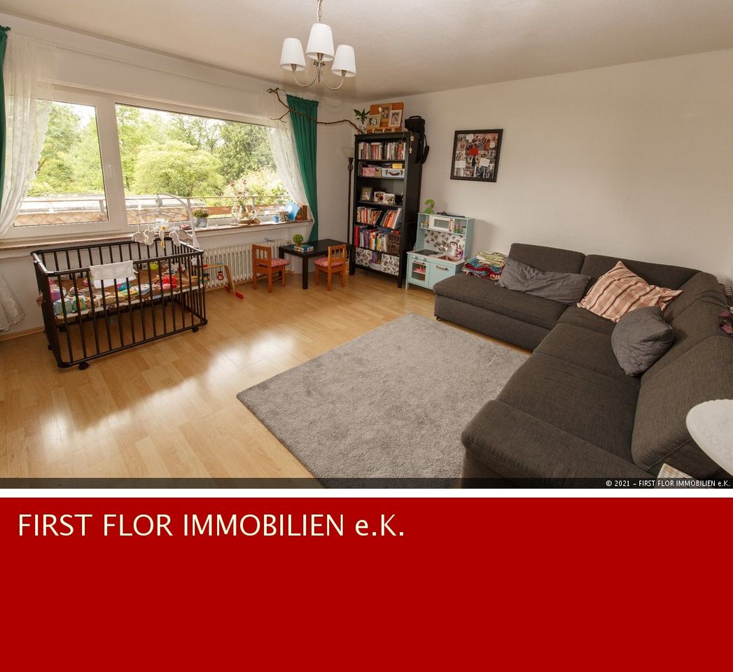 Wohnzimmer mit großem Fenster