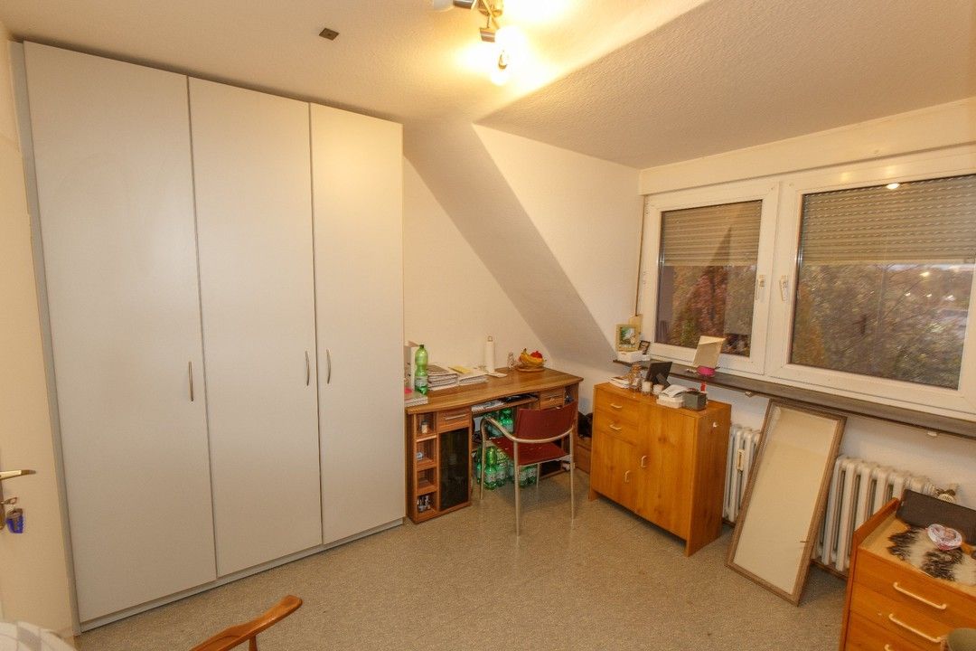 Zimmer möbliert